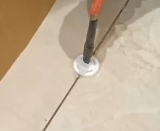 隰县瓷砖空鼓维修公司专业解答瓷砖在铺贴过程中，如果没有涂抹均匀到位的粘结材料（如水泥砂浆或瓷砖胶），可能会导致以下问题